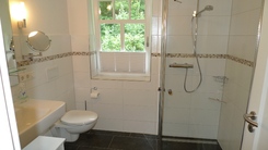 Ferienwohnung Föhr, Starklef 34a. Whg. 1 EG, Badezimmer mit bodengleicher Dusche